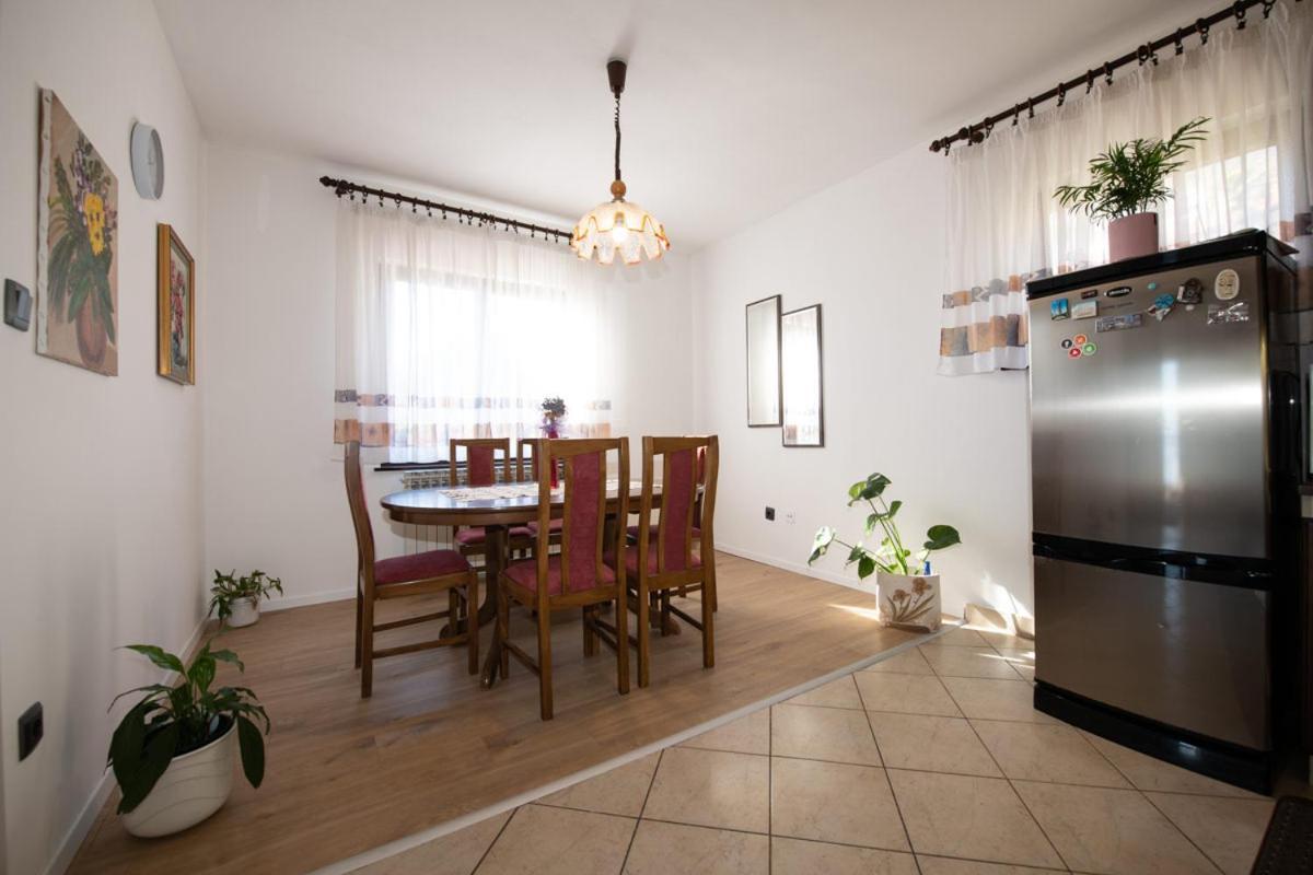 Apartman Elvis Lovran Luaran gambar